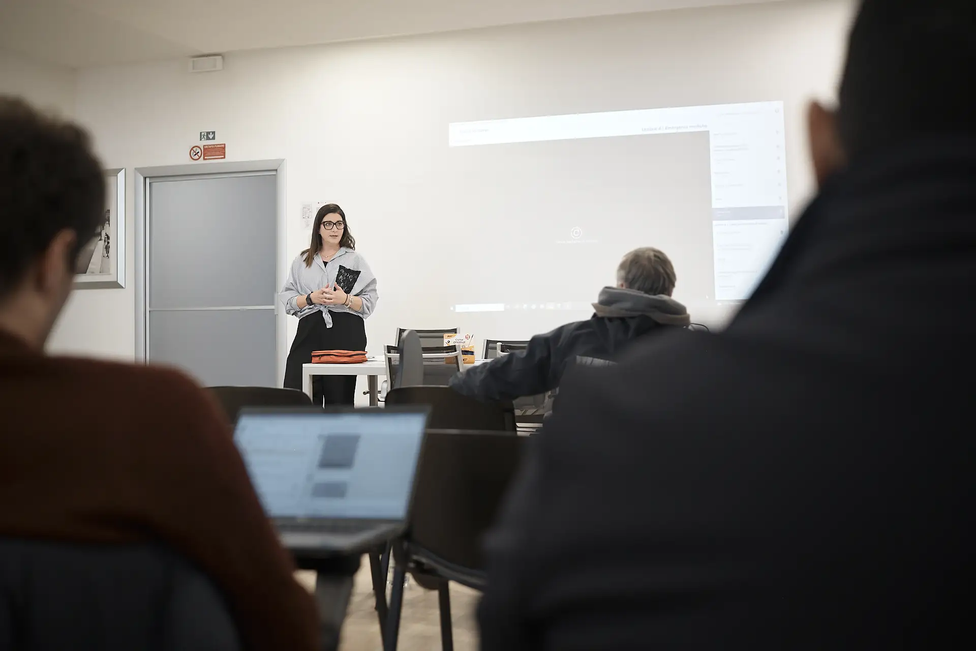 Dirigente in aula durante il corso di formazione sulla sicurezza sul lavoro