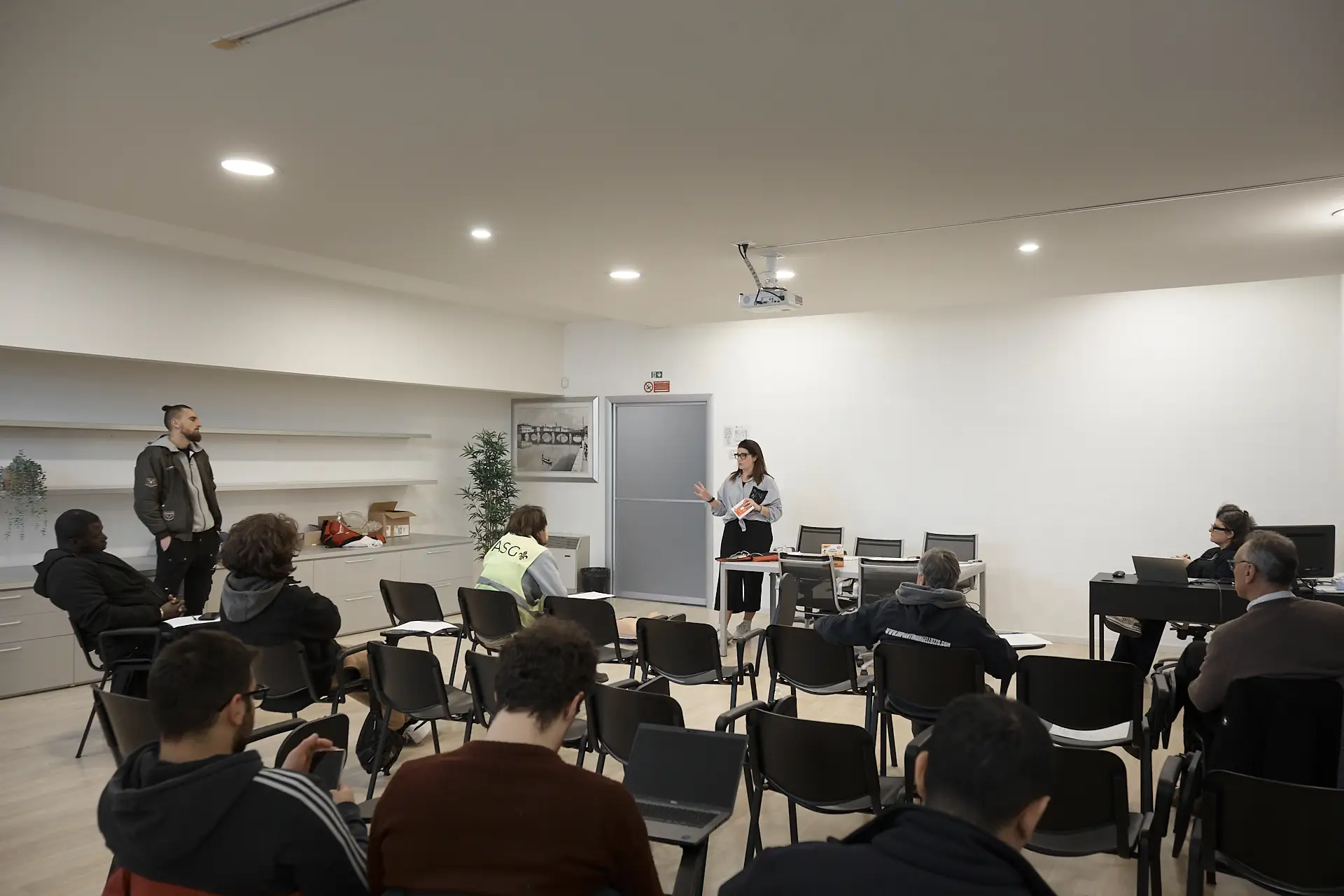 Aula corso antincendio Advice Srl con addetti in formazione teorica a Prato